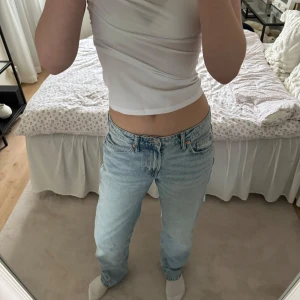 Ljusblåa jeans - Lågmidjade Ljusblåa jeans från hm i storlek 38. Säljer dom då dom är alldeles för stora för mig. Dom är i ett väldigt bra skick då jag använt dom en gång. Innerbenslängd 82 cm midja 40 cm.