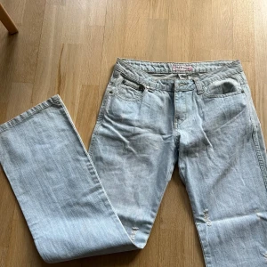 Ljusblå jeans - Superfina vintage jeans! Kommer inte till användning då de inte passar mig☺️ de ör i superbra skick!  Innerbenslängd 81cm Midjemått(rakt över) 37cm 