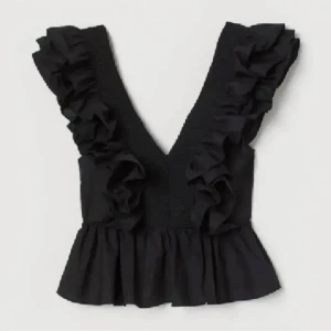 Svart volangtopp - Snygg populär svart topp från hm med volanger och  v-ringning. Säljs inte längre🤗