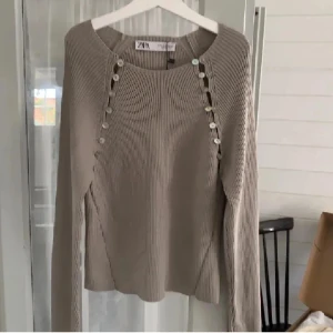 Beige ribbad tröja från Zara - beige ribbad tröja med knappar, lånade bilder!💕
