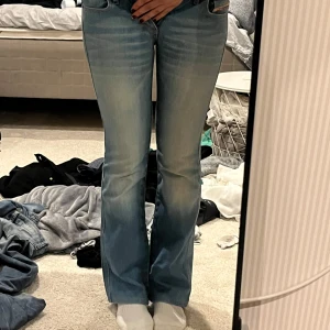 Blå bootcut jeans från Diesel - Snygga blå bootcut jeans från Diesel. Köpta på Vinted för ca 500kr💞💞 Säljer då de va för små🙃 Skriv för mått!!