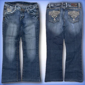 Miss Vivi bootcut jeans  - Ett par jätte fina lågmidjade, bootcut miss Vivi jeans för endast 199kr! Hör av dig ifall du har frågor!💙(dem är uppsydda!)