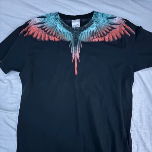 Marcelo Burlon T-shirt - Äkta svart Marcelo burlon T-shirt, köpt i väla på Urban modern, kvitto finns också ifall man vill ha mer bevis, fortfarande väldigt bra skick. Storlek XL