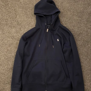 Ralph lauren jacka  - Säljer nu min hoodie för att den inte kommer till andvändningen . Nypris ca 2300, mitt pris 800 . Storlek m men passar bäst som s . I andvänt skick 