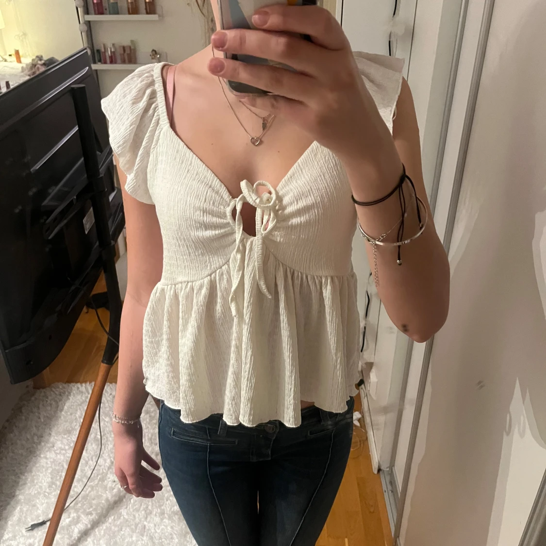 Vit blus med knytning