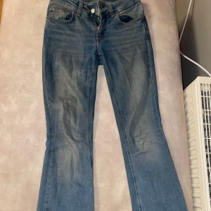 Blå bootcut jeans - Snygga blå bootcut jeans passar xs men även s nästan helt nya 