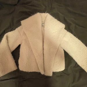 Vit teddyjacka från NA-KD - Säljer en supermjuk och fluffig vit teddyjacka från NA-KD. ✨sitter som en kappa ungefär och är väldigt varm 