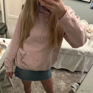 Jeanskjol från Zadig & Voltaire - Jättesnygg jeanskjol från Zadig & Voltaire! Passar inte helt perfekt då den är lite mindre i midjan för mig💘 Använd bara några gånger i somras! 