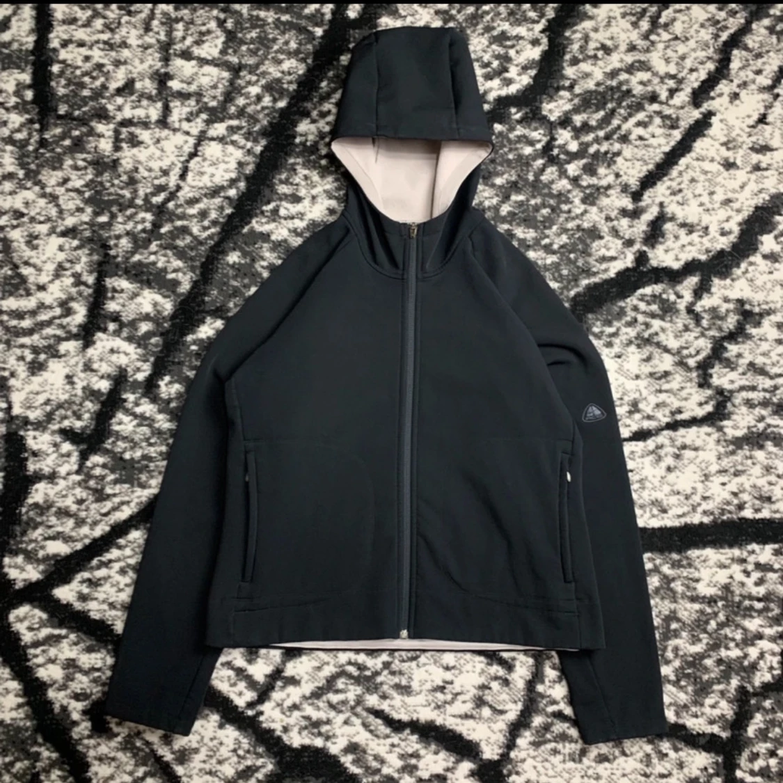 Svart jacka med huva från Nike