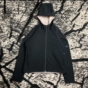 Svart jacka med huva från Nike - Säljer en stilren svart jacka med huva från Nike. Jackan har en dragkedja framtill och är långärmad. Insidan är ljus och mjuk, vilket ger en skön kontrast. Perfekt för kyligare dagar. Pris kan diskuteras ‼️