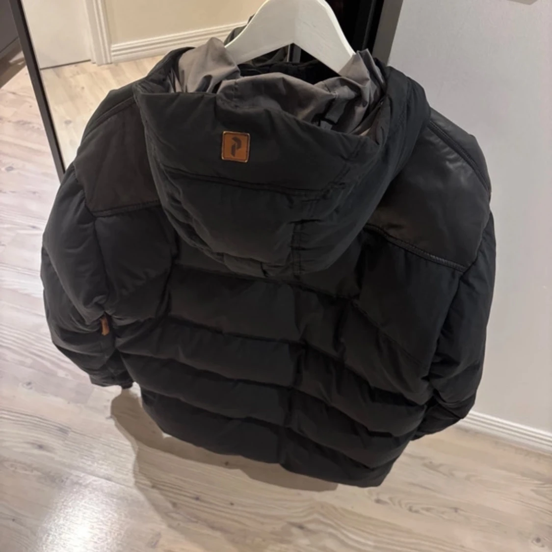 Svart pufferjacka från Peak Performance - 90