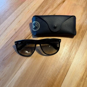 Rayban boyfriend  - Riktigt snygga glasögon i bra skick. Syns att de är använda men har fortfarande mycket att ge! 