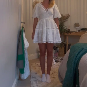 Vit kortklänning by Malina  - Säljer min fina studentklänning från By Malina!! Endast använd en gång, så super fint skick! Storlek xxs men ganska stor i storleken så passar mig bra som vanligtvis har s och är 165 cm lång. Nypris 2400 kr