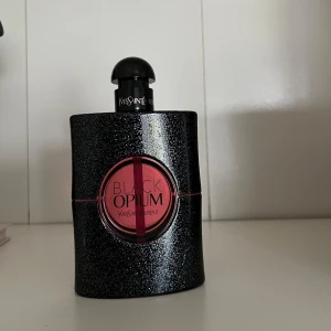 Black Opium neon från Yves Saint Laurent 75ml - Black opium neon från Yves saint Laurent 75ml. Det är ungefär 70% kvar!