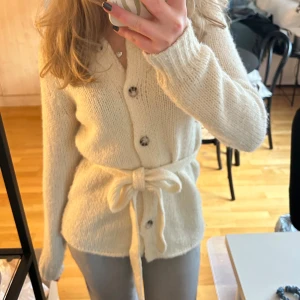 Vit kofta - Så fin vit kofta som man knyter i midjan!💕