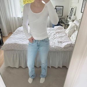 Vit långärmad topp - Säljer en vit urringad tröja från Lindex i storlek xs. Den är i ett väldigt bra skick och har använts 4 gånger. 