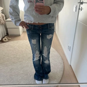 Snyggaste lågmidjade bootcut heans me slitninger - otroligt snygga jeans me perfekta passformen och så snygga slitningar!!mått: Ca w37cm, L79cm, jag är 165, men de är långa 