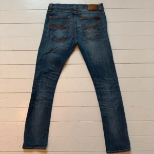 Blå jeans från Nudie jeans  - Snygga blå jeans från Nudie med klassisk femficksdesign . De har en slim passform och är tillverkade i slitstarkt denim. Perfekta för en avslappnad stil. Använda fåtal gånger. 