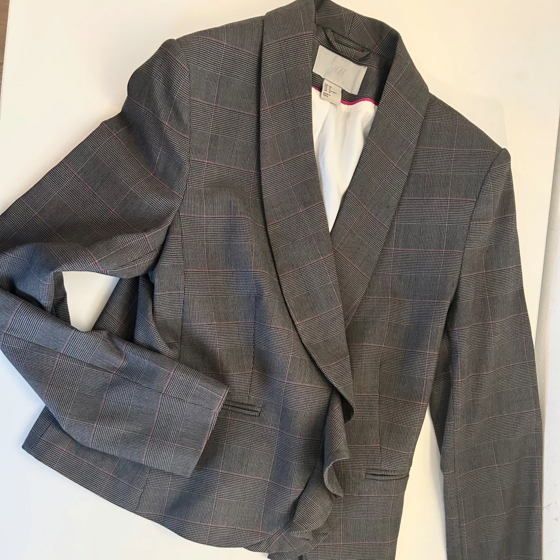 Grå kavaj med frill