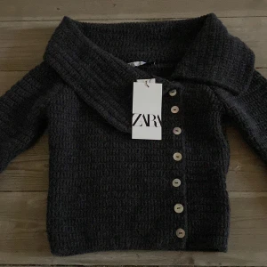 Zara tröja/kofta - Helt slutsåld tröja från zara med knappar vid sidan. Aldrig använd med lappen kvar! Använd gärna köp nu! 