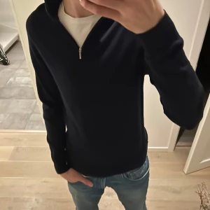 Mörkblå half zip  - Säljer min mörkblåa merino half zip, hör av er vid frågor! 
