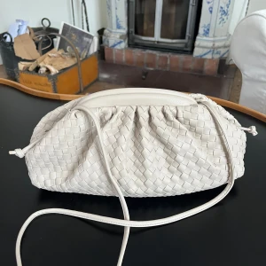 Vävd clutch - Säljer en superfin clutch i en vit/beige färg! Rymlig med justerbara axelband🌟🌟Superfint skick, på sista bilderna syns några små rispor i skinnet vid toppen, men inget man tänker på🤗