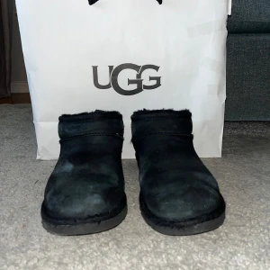 UGGS - Säljer nu dess riktigt feta skorna från UGGS | storleken är i 41 | Färgen är svart |                                       Fråga gärna om fler bilder då det är dåligt ljus!💯💯