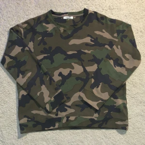 Valentino camo crewneck - En valentino tröja i camo färg. Väldigt bra skick👍Galet fet och passar till det mesta. Tröjan är självklart äkta och kvitto finns💸 Om du har frågor eller vill ha fler bilder så skriv bara😊Priset är ej hugget i sten 🪨 