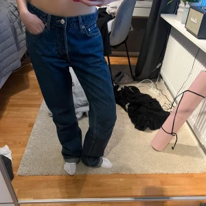 Blå jeans med medelhög midja  - Jeans med mellan hög midja, jättefin och rak passform 