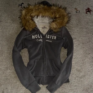 Hollister faux fur zip up - Jag säljer denna Hollister zip up i storlek M men passar även en S. Skriv till mig för mått eller andra detaljer💞