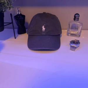Polo ralph lauren Keps - Skit grish keps som passar alla med dens unika stil så kommer den se perfekt ut på alla 👌 Lite fläckar på den men går lätt att tvätta bort