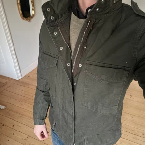 Grön field jacket - Riktigt fin olivgrön safari jacka i mycket bra skick. Storlek 48.