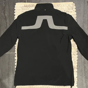 J.Lindeberg Windbreaker Vindjacka  - Snygg vindjacka från J.Lindeberg || Storlek: L men mer som M/S || Mycket fint skick 