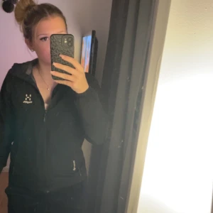 Haglöfs vindjacka - Säljer en svart vindjacka från Haglöfs. Perfekt för utomhusaktiviteter och skyddar mot vind. Den har små defekter, skriv för bild eller mer information. Pris går att diskuteras! (Lägger ut en gång till med egna bilder)