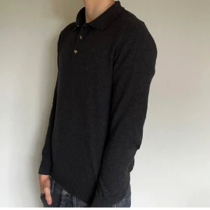 Långärmad pikétröja från Grand Frank - Säljer en snygg Grand Frank piké i fint skick. Inga slitningar eller hål. 