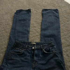 Jeans - Gina - Dom ser skinnet ut på bilden (tycker jag) men dom sitter verkligen inte tajt eller så. Jag älskar dessa byxor men dom är för små. Byxorna är typ midwaist😇