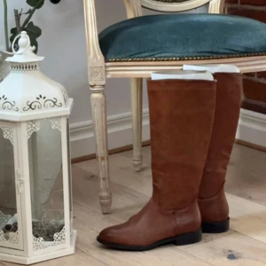 Bruna skinnstövlar från Marquiis - Snygga bruna stövlar i skinn från det franska märket Marquiis. De har en låg klack och dragkedja på insidan för enkel på- och avtagning. Köpta i Paris i samband med en studieresa, då medföljs inget original förpackning, annars skulle de inte fått plats i resväskan.😊