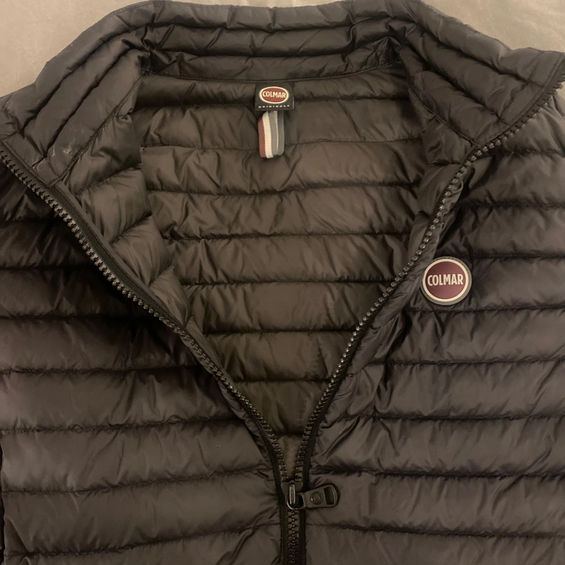 Mörkgrå dunväst från Colmar - 1