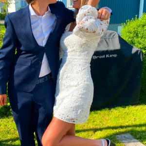 Vit spetsklänning, studentklänning  - Säljer en snygg vit spetsklänning med långa ärmar i spets, perfekt till studenten eller andra festligheter! Den är kort med en rundad urringning, från NA-KD och endast använd en gång. Den är i strl 36 men är insydd någon centimeter i midjan.