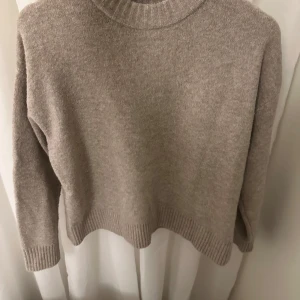 Stickad tröja från Junkyard - Säljer en mysig beige tröja från Junkyard i storlek XS. Den är i fint skick 