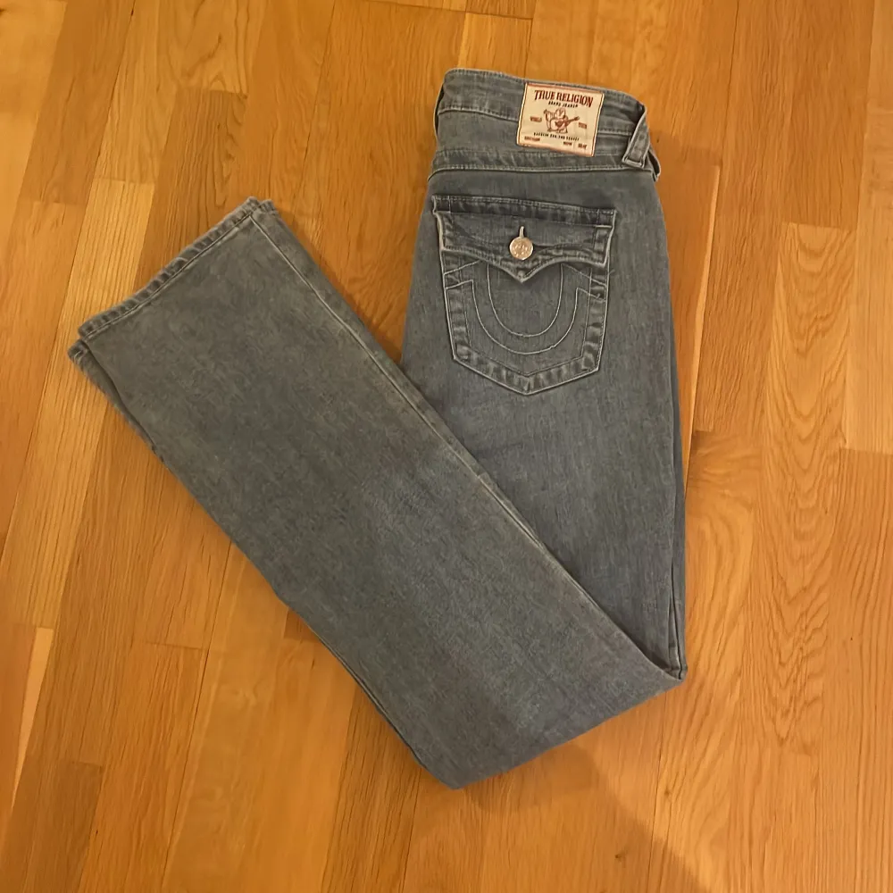 Säljer dessa snygga blå bootcut jeans från true religion med medelhög midja. Använda en gång de vill säga 10/10 skick och är i storlek 30.. Farkut & Housut.