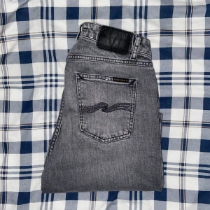 Nudie Jeans - Skick: 9/10, inga defekter och sköna! | Är storlek W28, L30 och har en relaxed/straight passform | Lite sällsynt färg i Nudie jeans så passa på o köpa dom! | Pris kan diskuteras!
