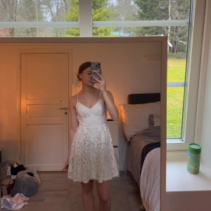 Vit klänning  - Perfekt till student eller konfirmation, använd 1 gång men är i jätte fint skick! Den är lite liten för mig då jag växt ur den! Säljer även en exakt lika dan fast i gammelrosa 