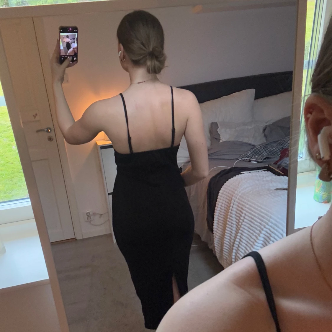 Svart långklänning med smala axelband - 1