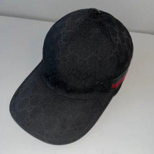 Svart keps från Gucci  - GG canvas baseball hat with Web org pris 5 650 sek storlek S kvitto finns.