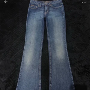 Blå lågmidjade bootcut jeans - Snygga blå bootcut jeans med jättesnygg ficksdesign. Midjemått 36 rakt över , innerbenslängd 79 xs/s kan gå ner i pris vid snabb affär