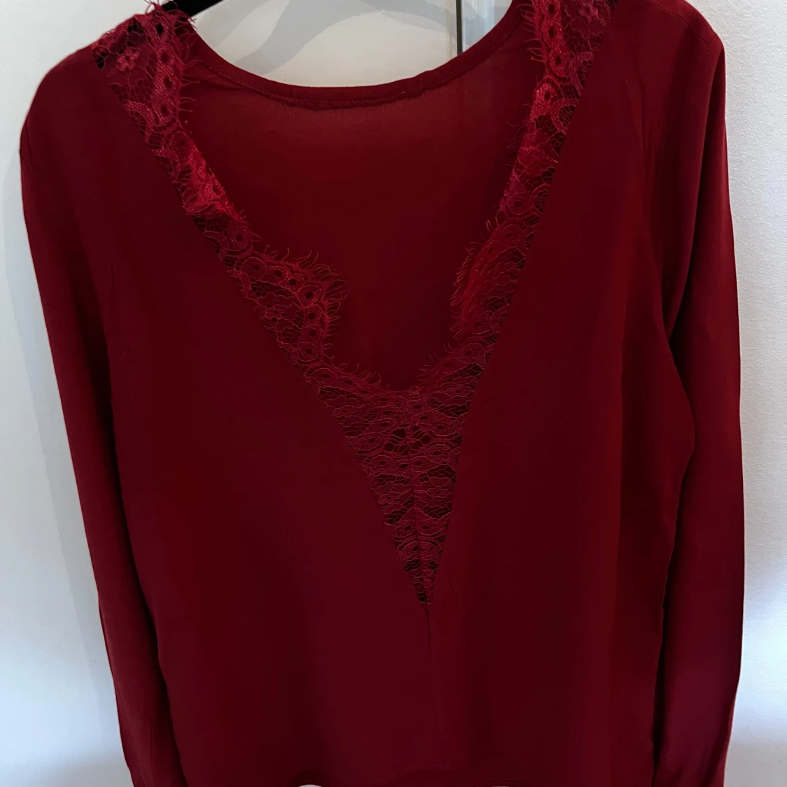 Vinröd blus från Soaked in Luxury - 90