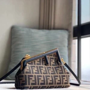 Mönstrad handväska från Fendi - Snygg handväska från Fendi med det ikoniska FF-mönstret. Väskan har en elegant design med guldfärgade detaljer och en praktisk axelrem. Perfekt för att ge din outfit en lyxig touch.