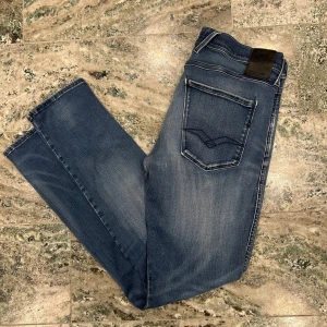 Replay anbass - Ett par replay anbass hyperflex i storlek 32/32 bra skick och slitningar vid knäna liten skavank vid skrevet som inte  syns 