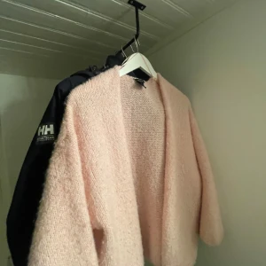 Rosa kofta från Lindex - Mysig rosa kofta från Lindex som är slutsåld! Säljer min rosa kofta från Lindex då den inte kommer till så mycket användning. Koftan är i m/l men passar mig som har s också!